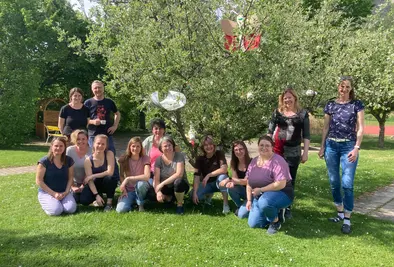 Gruppenfoto unter einem Baum.