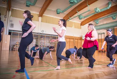 Teilnehmende sind aktiv im Turnsaal.