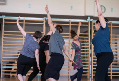 Teilnehmende tanzen im Kreis.