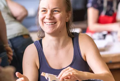 Nahaufnahme einer Person die etwas modelliert.