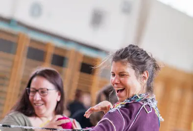 Eine Person leicht in Wolle eingewickelt.