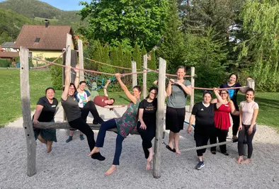 Gruppenfoto an einem Klettergerüst im Freien.