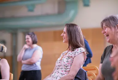 Teilnehmende lachen.