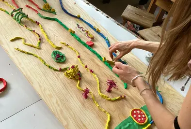 Ein Werk aus Knetmasse auf einer Holzplatte.