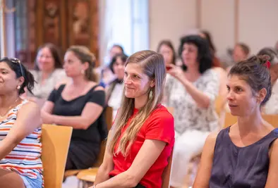 Nahaufnahme von zwei Teilnehmenden in der Menge.