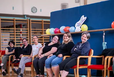Teilnehmende sitzen und lachen.