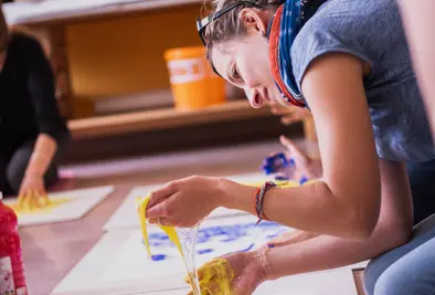 Nahaufnahme einer Person mit Schleim auf Papier zeichnet.