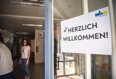 Gekennzeichnete Eingangstür.