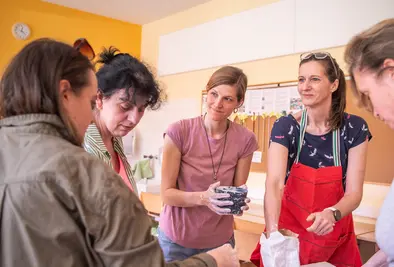 Teilnehmende mischen gemeinsam Modelliergips an.